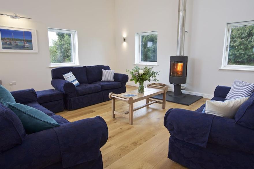 MOULT HILL BARN, family friendly, country holiday cottage in Salcombe