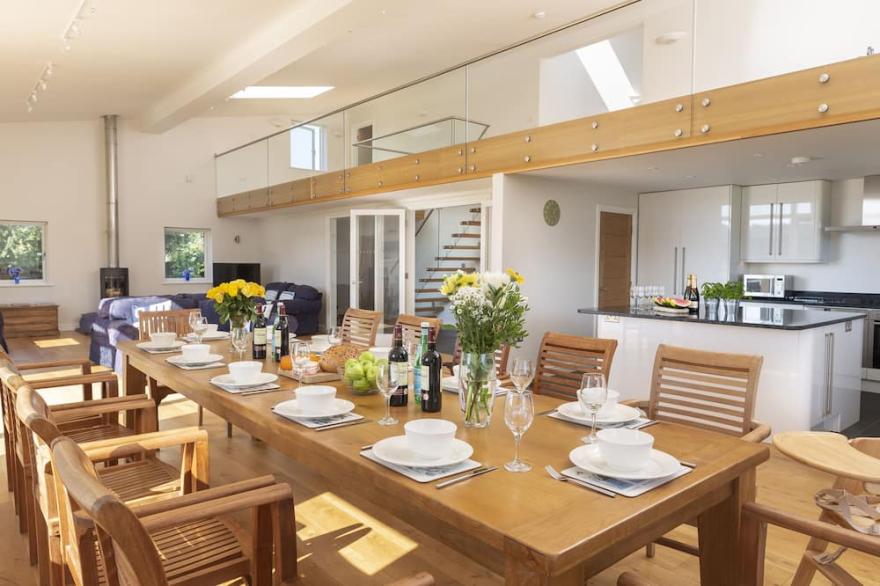 MOULT HILL BARN, family friendly, country holiday cottage in Salcombe