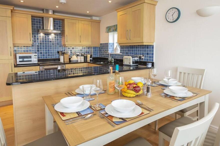 2 OCEAN'S EDGE, family friendly, with pool in Thurlestone