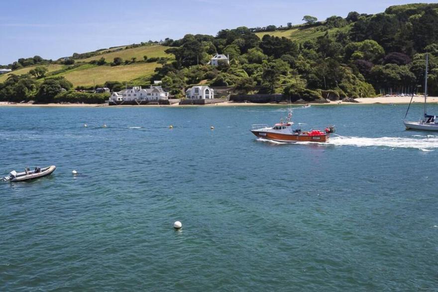 VILLA 8, ESTURA, family friendly, luxury holiday cottage in Salcombe
