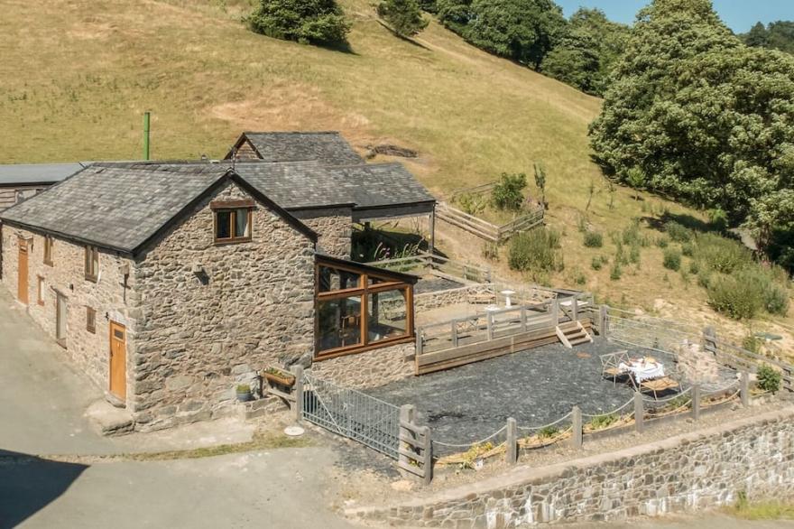 THE OWL HOUSE, pet friendly, with a garden in Llanfihangel