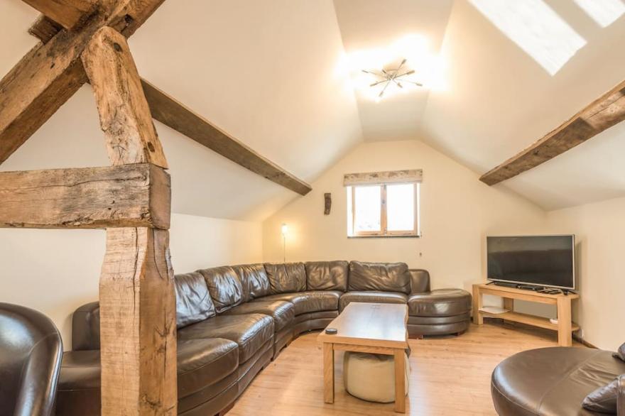 THE OWL HOUSE, pet friendly, with a garden in Llanfihangel
