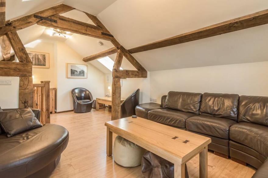 THE OWL HOUSE, pet friendly, with a garden in Llanfihangel
