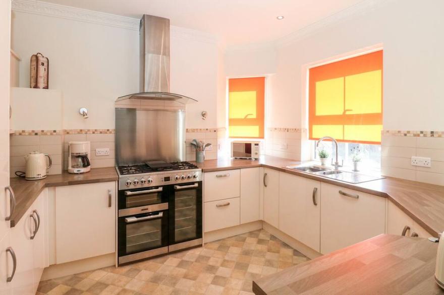 ARLINGTON HOUSE, family friendly, luxury holiday cottage in Matlock
