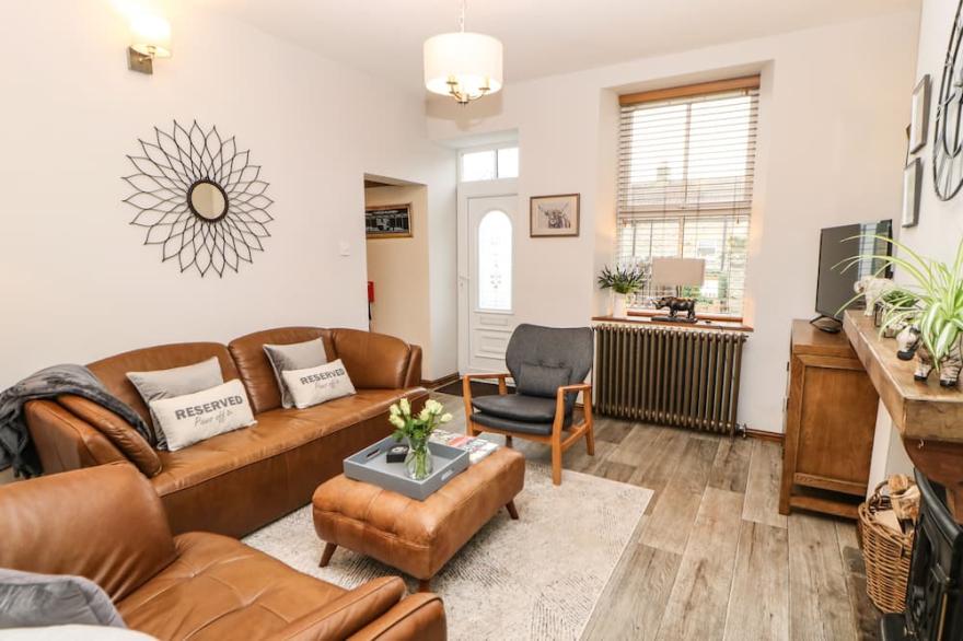 MAGNOLIA COTTAGE, pet friendly, with open fire in Melsonby