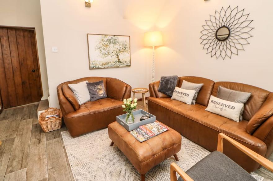 MAGNOLIA COTTAGE, pet friendly, with open fire in Melsonby