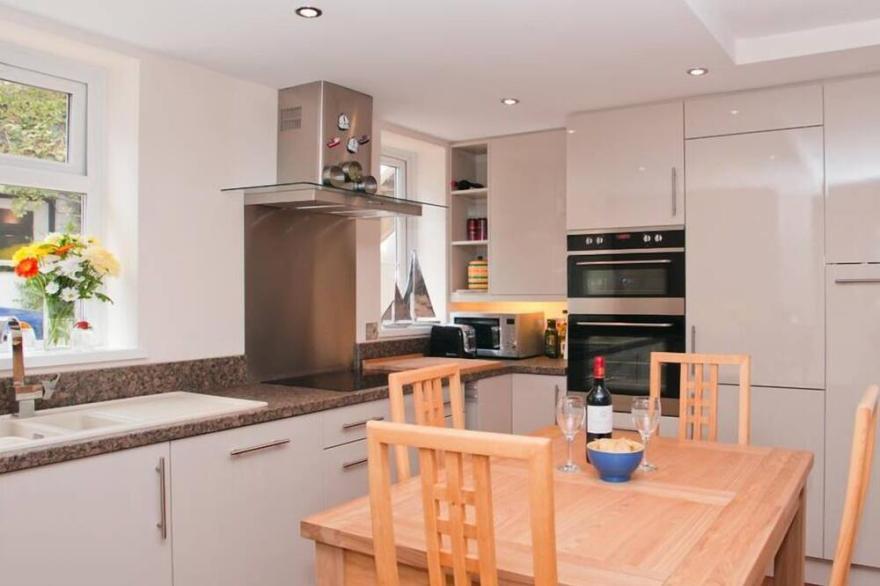 COURTYARD HOUSE, family friendly, with a garden in Dartmouth