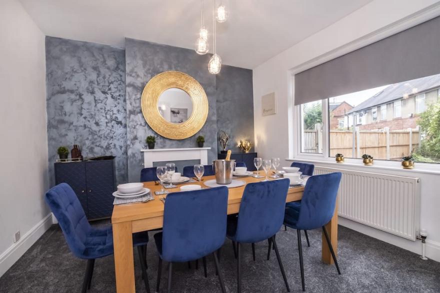 Layerthorpe House with parking  - sleeps 6 guests  in 3 bedrooms