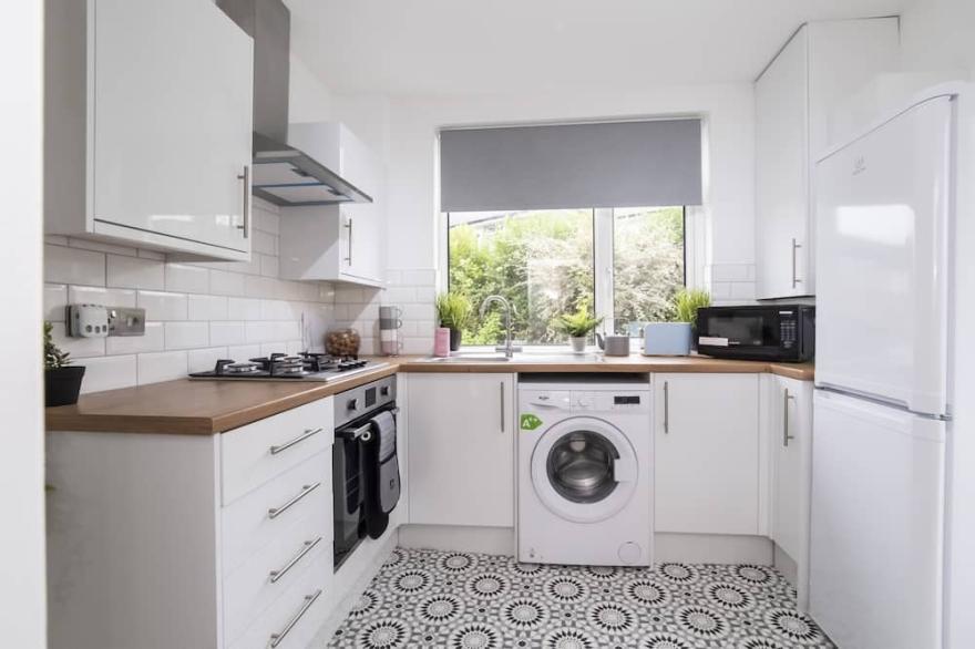Layerthorpe House with parking  - sleeps 6 guests  in 3 bedrooms
