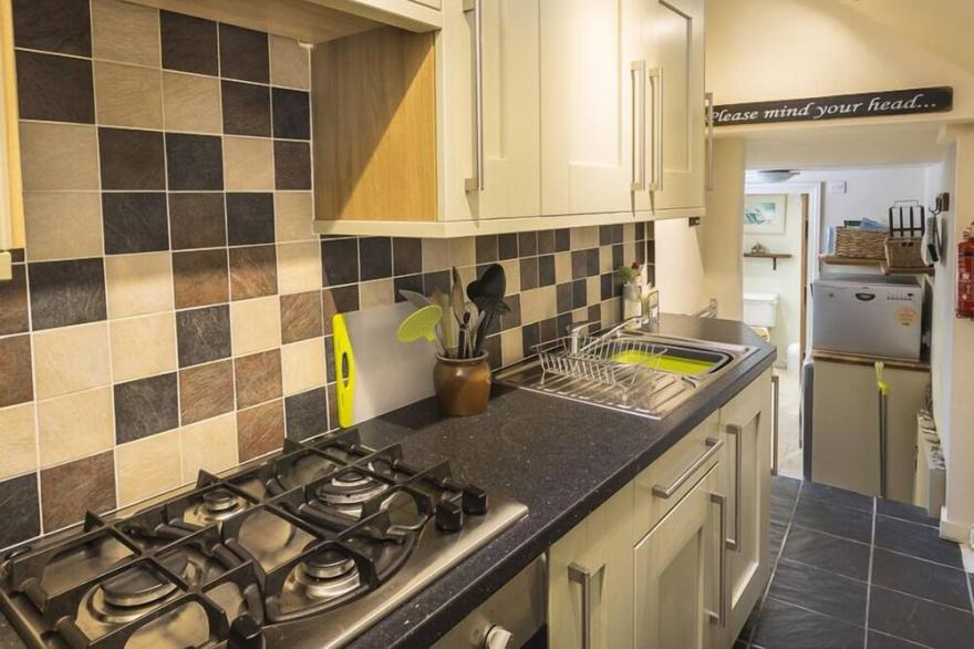 PIXIE COTTAGE, family friendly, with a garden in Dartmouth