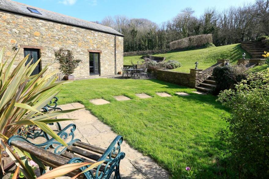 COWSLIP COTTAGE, pet friendly, with a garden in Frogmore
