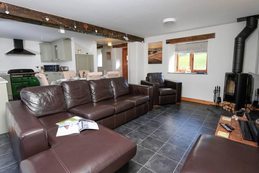 COWSLIP COTTAGE, pet friendly, with a garden in Frogmore
