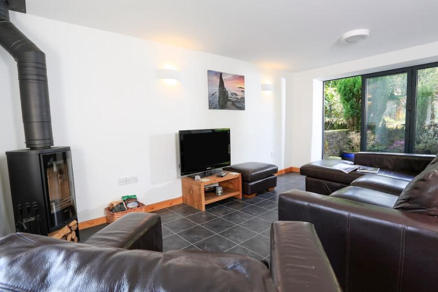 COWSLIP COTTAGE, pet friendly, with a garden in Frogmore