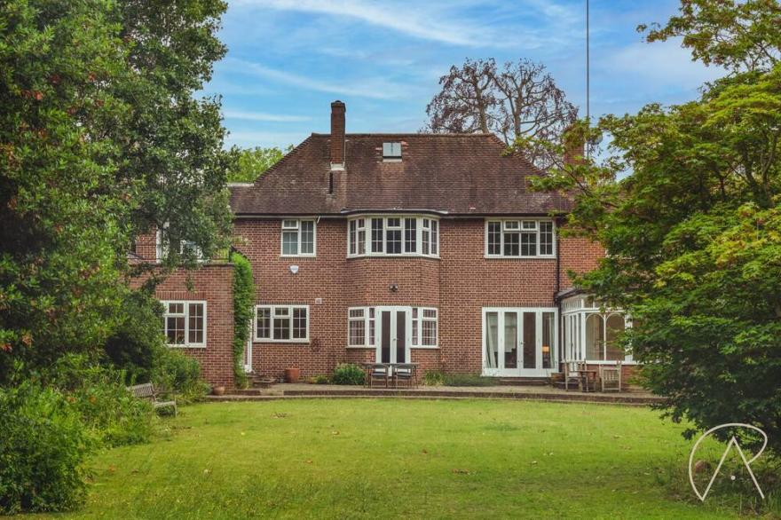 4Bed in Prestigious Road in SW15
