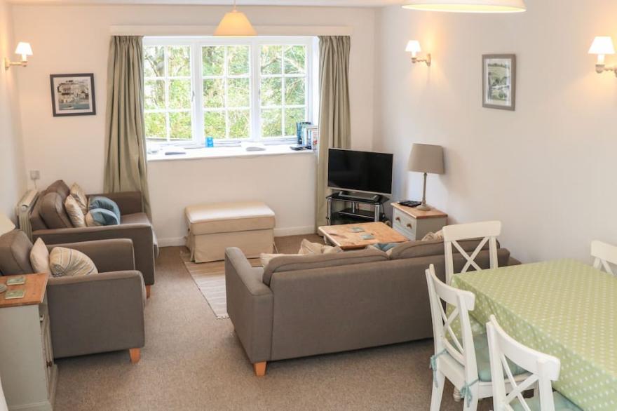 3 MOULT FARM COTTAGE, pet friendly, with a garden in Salcombe
