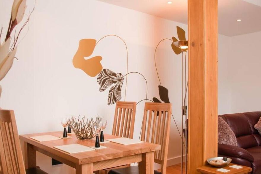 QUAY LODGE, family friendly, with a garden in Dartmouth