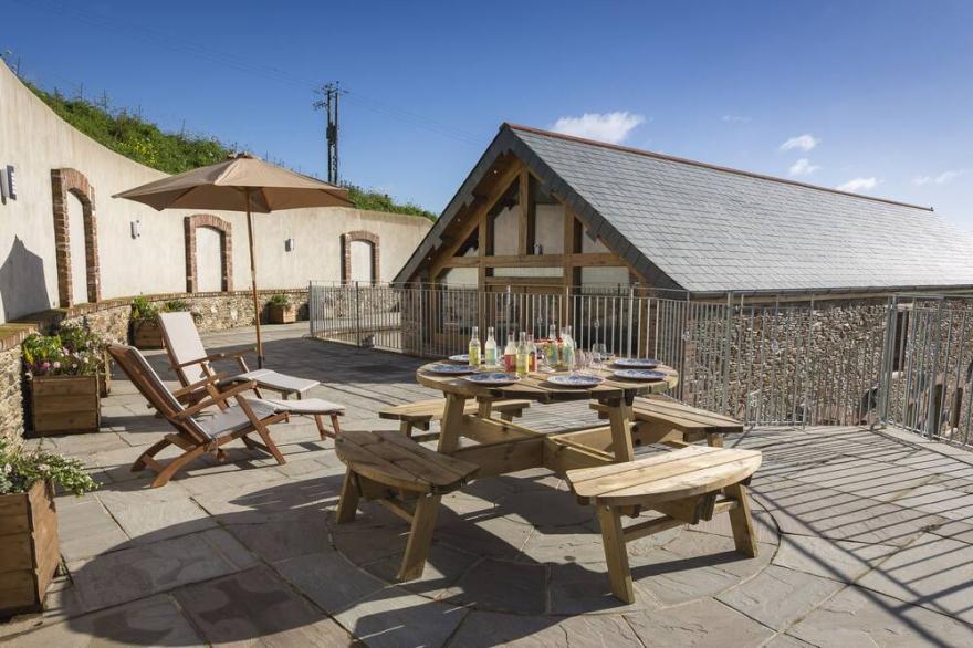 BUTTERWELL BARN, pet friendly, luxury holiday cottage in Dartmouth