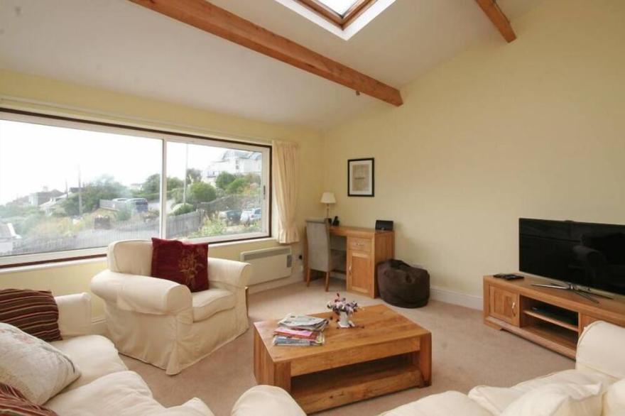 SEAGRASS, THORNLEA MEWS, pet friendly, with open fire in Hope Cove