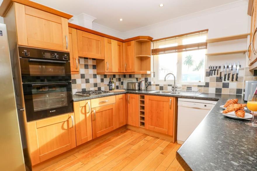 CHERRY TREE HOUSE, pet friendly, with a garden in Penzance