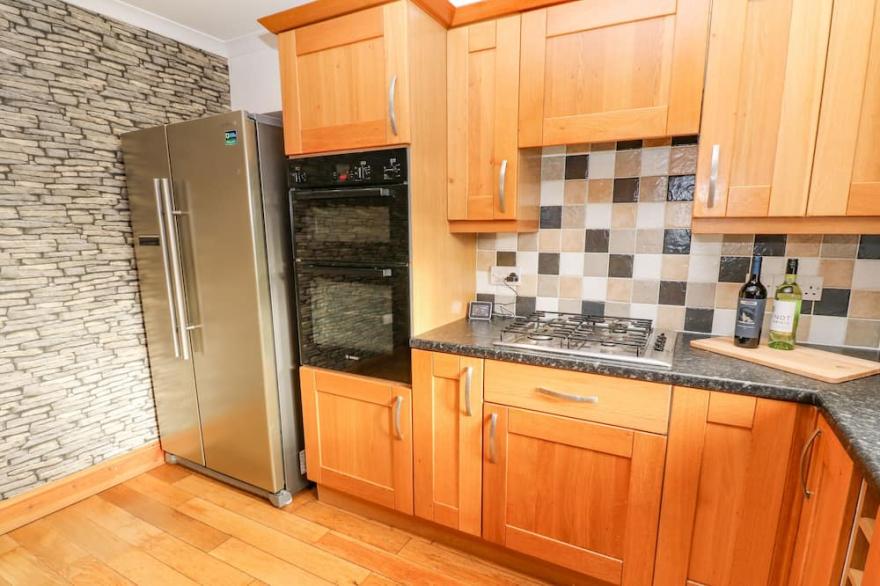 CHERRY TREE HOUSE, pet friendly, with a garden in Penzance