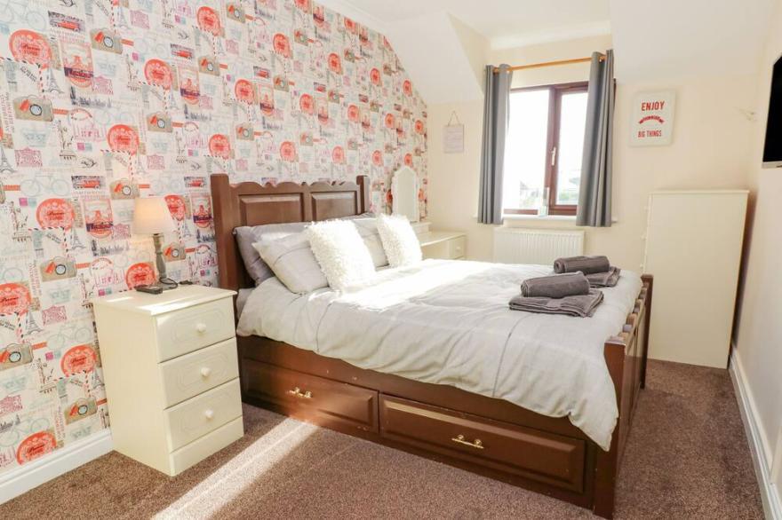 CHERRY TREE HOUSE, pet friendly, with a garden in Penzance