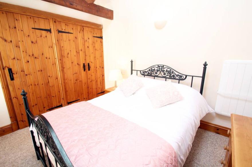 Pet friendly comfort for 2 people in stone annexe in a small friendly village