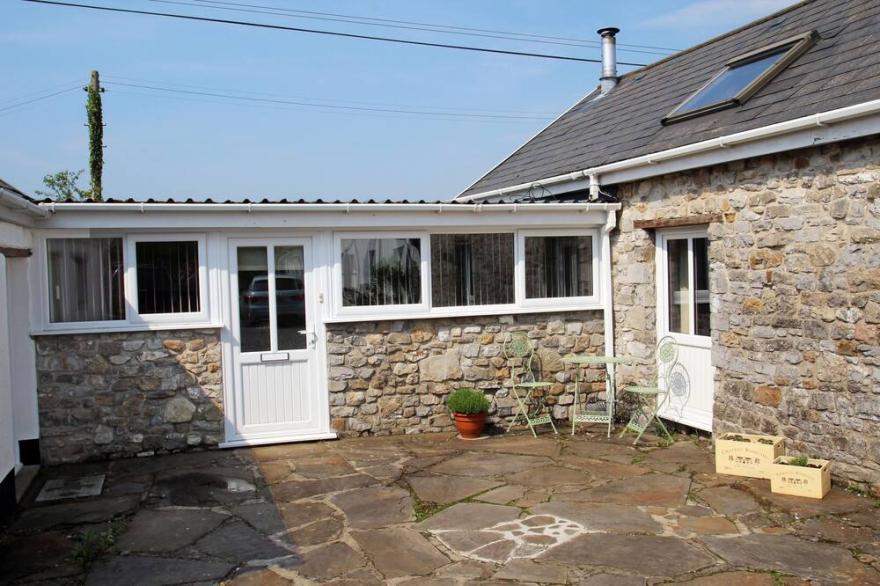 Pet friendly comfort for 2 people in stone annexe in a small friendly village
