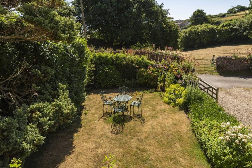 HIGHER COLLATON COTTAGE, family friendly in Malborough