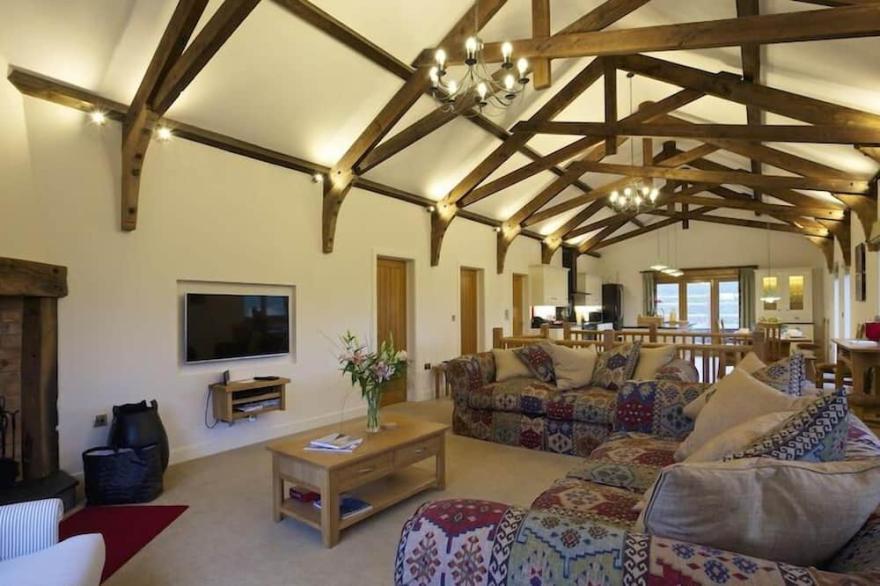 HIGHER HILL BARN, family friendly, luxury holiday cottage in Sherford
