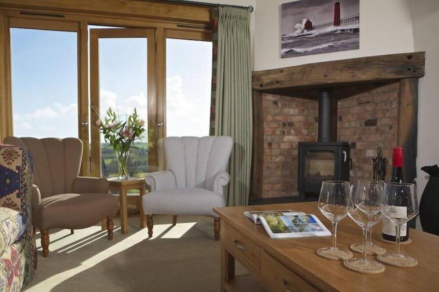 HIGHER HILL BARN, family friendly, luxury holiday cottage in Sherford