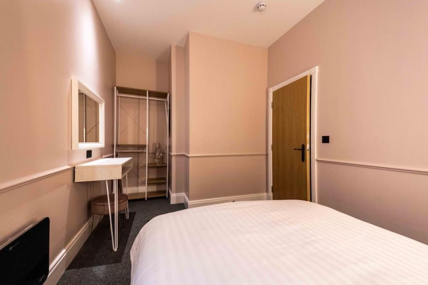 Parisian Suite Sasco Apartments