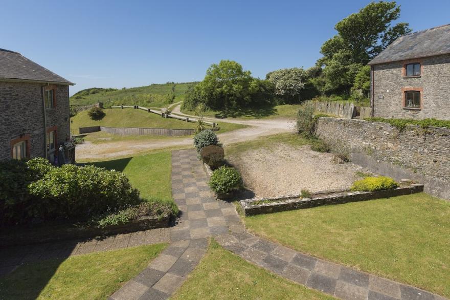 THE GRANARY (MALBOROUGH), pet friendly, with a garden in Malborough