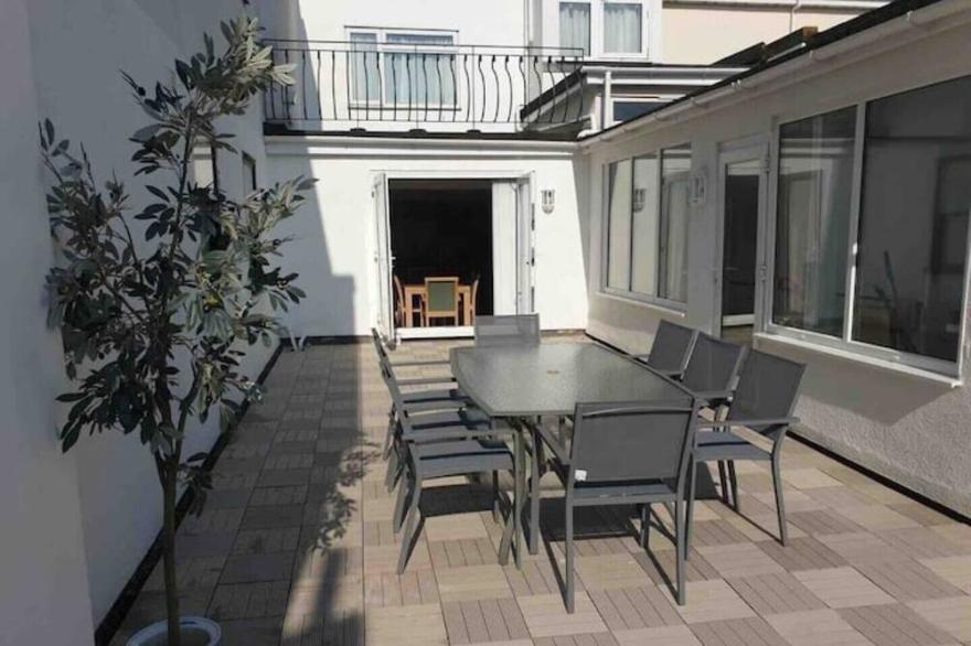 Spacious Townhouse. Parking. Minutes to beach.