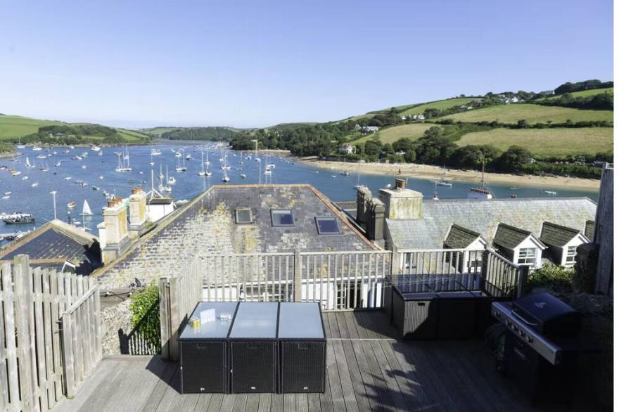 In the heart of Salcombe town - stunning views, sleeps up to 6 and dog friendly.