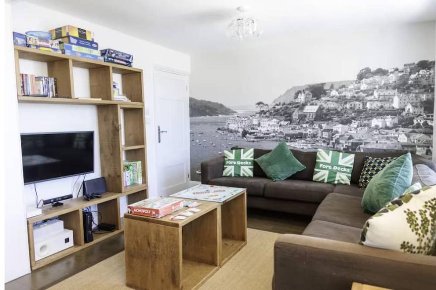 In the heart of Salcombe town - stunning views, sleeps up to 6 and dog friendly.