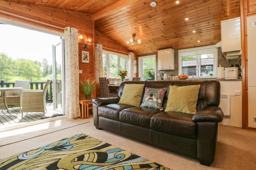 BORROWDALE LODGE, family friendly, with a garden in Keswick