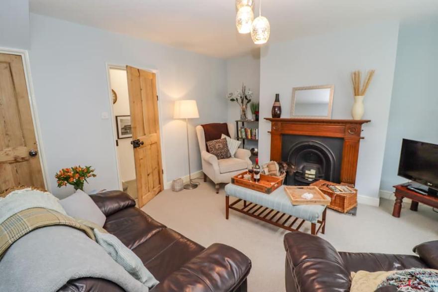 ANCHOR COTTAGE, pet friendly, character holiday cottage in Whitby