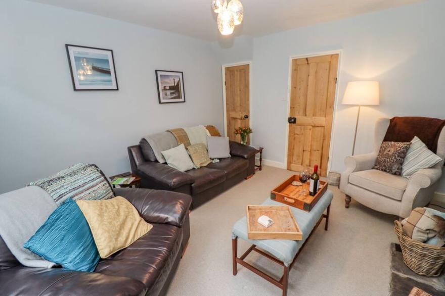 ANCHOR COTTAGE, pet friendly, character holiday cottage in Whitby
