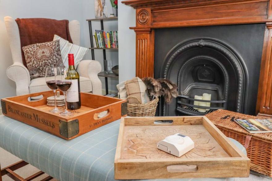 ANCHOR COTTAGE, pet friendly, character holiday cottage in Whitby