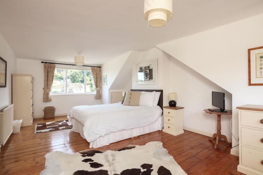 Comfortable 7-bedroom house with estuary views and parking