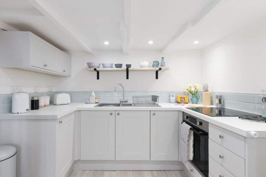 Cosy cottage in Portleven. Sleeps 3, 2 bed, log burner, coastal beach break.
