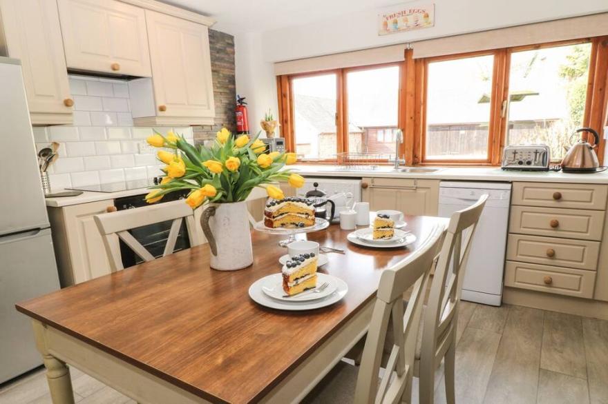 BEECHCROFT COTTAGE, pet friendly, with open fire in South Molton