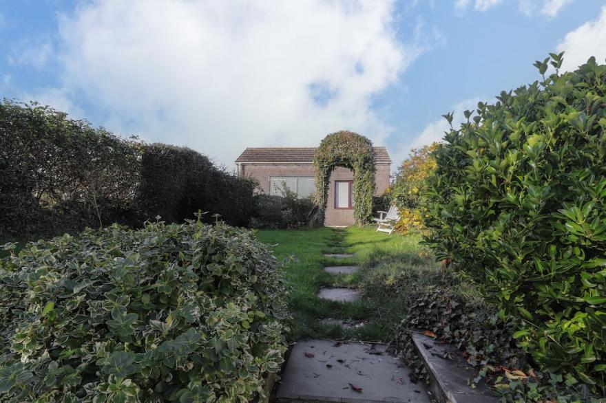 HILLCREST, pet friendly, with open fire in Port Eynon