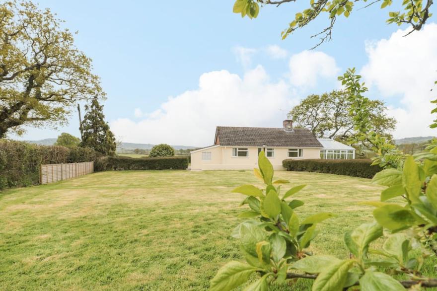 BROADSTONES, pet friendly, country holiday cottage in Bridport
