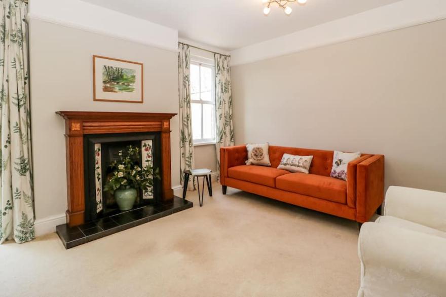 ROSE COTTAGE, pet friendly, character holiday cottage in Abergavenny