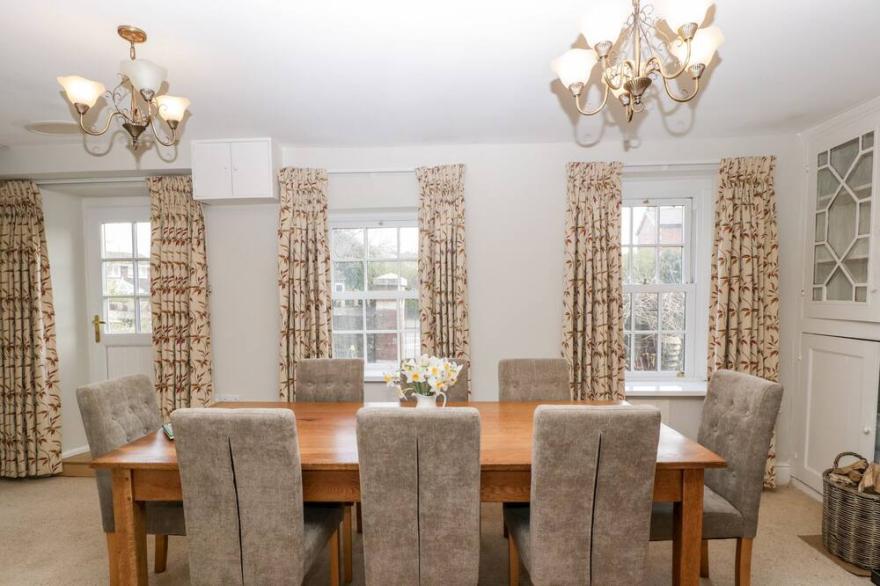 ROSE COTTAGE, pet friendly, character holiday cottage in Abergavenny