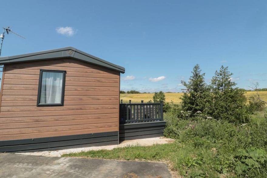 DREAMS & STREAMS, pet friendly, with hot tub in West Thirston