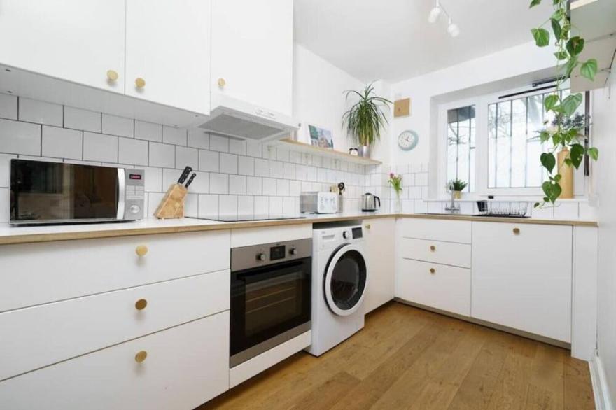 Light Spacious Apartment in Victoria Park Village