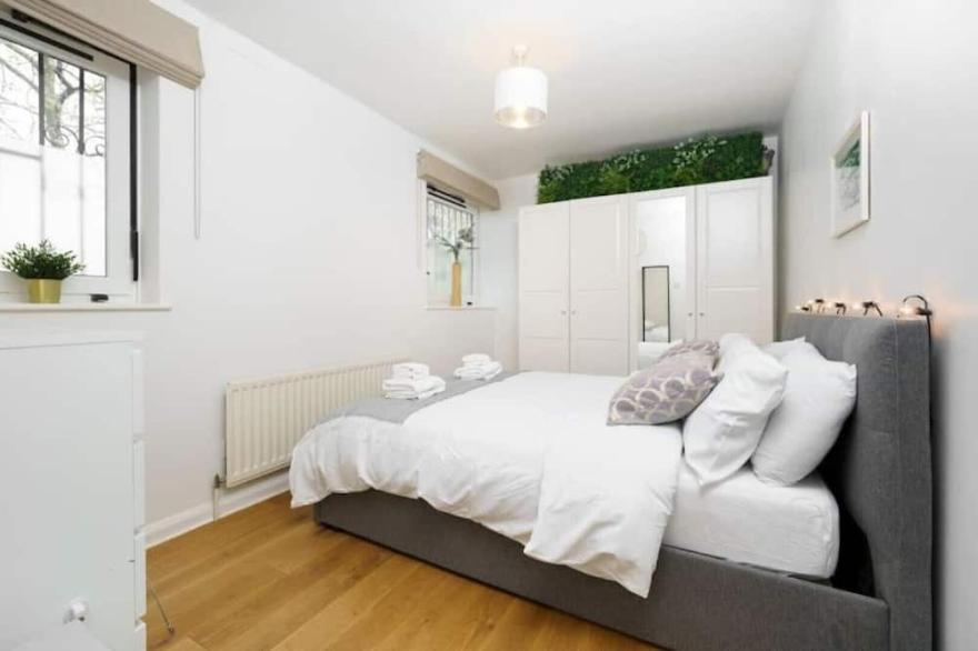 Light Spacious Apartment in Victoria Park Village