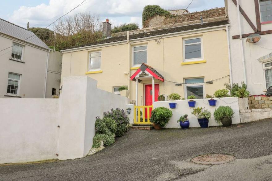 SEA COTTAGE, pet friendly, character holiday cottage in Hakin